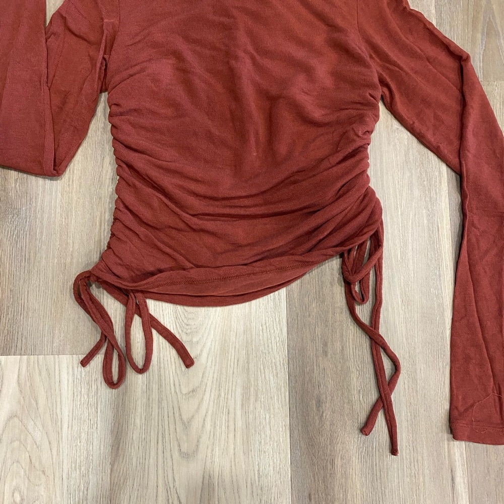 Long sleeve shirt with adjustable tie sides! - Picture 6 of 6